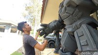 Kostum robot tersebut banyak dipesan oleh orang-orang dari luar negeri. Namun Ropiana mengaku pesanan itu tidak bisa dipenuhi karena ongkos kirim ke luar negeri lebih mahal dibanding dengan harga barangnya.  