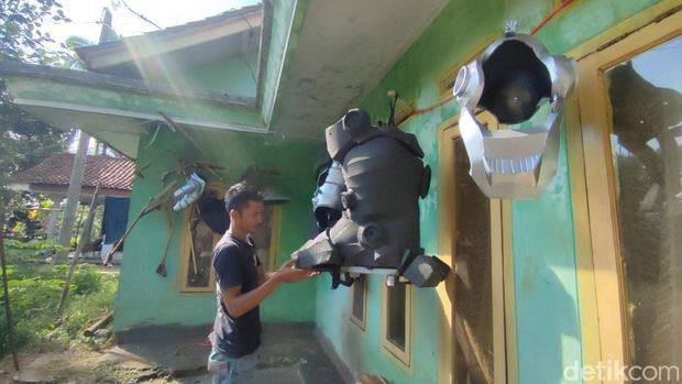 Ropiana Muntaha menunjukan kostum robot produksinya yang terbuat dari spon dengan sebagian rangka besi.