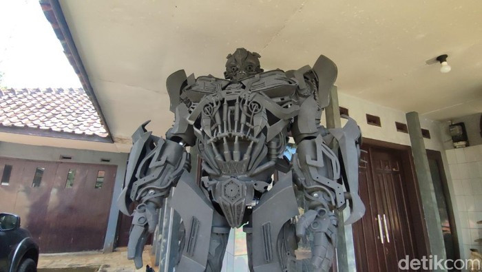 Ropiana Muntaha menunjukan kostum robot produksinya yang terbuat dari spon dengan sebagian rangka besi. Ropiana Muntaha menunjukan kostum robot produksinya yang terbuat dari spon dengan sebagian rangka besi.