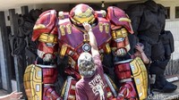 Seiring waktu, kostum robot buatannya mulai dilirik dan dipesan oleh sejumlah kalangan. Kostum robot buatan Ropiana ini kebanyakan digunakan sebagai dekorasi atau pajangan di pertokoan sebagai daya tarik.