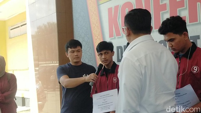 Saat kedua pelaku diamankan di Mapolda Sumsel