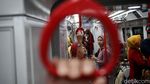 Saat Ratusan Wanita Berkebaya Penuhi LRT Jakarta