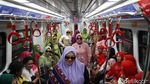 Saat Ratusan Wanita Berkebaya Penuhi LRT Jakarta