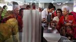 Saat Ratusan Wanita Berkebaya Penuhi LRT Jakarta