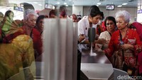 Warga antre untuk masuk ke dalam Stasiun LRT Velodrome.  