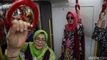 Saat Ratusan Wanita Berkebaya Penuhi LRT Jakarta