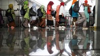 Ratusan warga dari Kongres Wanita Indonesia memperingati Hari Kebaya Nasional di Stasiun LRT Velodrome, Rawamangun, Jakarta Timur, Kamis (25/7/2024).  