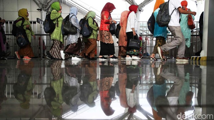 Saat Ratusan Wanita Berkebaya Penuhi LRT Jakarta Ratusan wanita memperingati Hari Kebaya Nasional. Mereka berlenggak-lenggok di LRT.