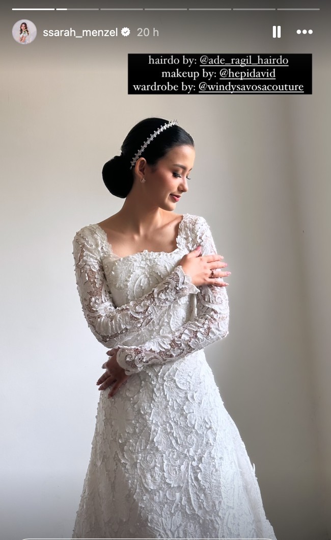 Gaun pengantin rancangan Windy Savosa Couture itu terlihat sederhana namun tetap elegan dengan dipenuhi brukat. Sarah juga tak mengenakan perhiasan berlebihan. Ia hanya memakai sepasang anting dan cincin lamaran pemberian kekasihnya, Azriel Hermansyah. Foto: Instagram/@ssarah_menzel/@anchawedding_