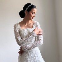 Gaun pengantin rancangan Windy Savosa Couture itu terlihat sederhana namun tetap elegan dengan dipenuhi brukat. Sarah juga tak mengenakan perhiasan berlebihan. Ia hanya memakai sepasang anting dan cincin lamaran pemberian kekasihnya, Azriel Hermansyah. Foto: Instagram/@ssarah_menzel/@anchawedding_