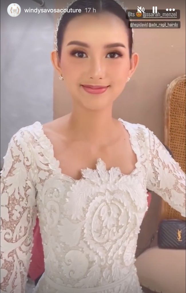 Untuk riasan wajahnya Sarah mempercayakan MUA Hepi David. Dengan riasan natural glam, penampilannya jadi kian menawan. Foto: Instagram/@ssarah_menzel/@anchawedding_