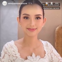 Untuk riasan wajahnya Sarah mempercayakan MUA Hepi David. Dengan riasan natural glam, penampilannya jadi kian menawan. Foto: Instagram/@ssarah_menzel/@anchawedding_