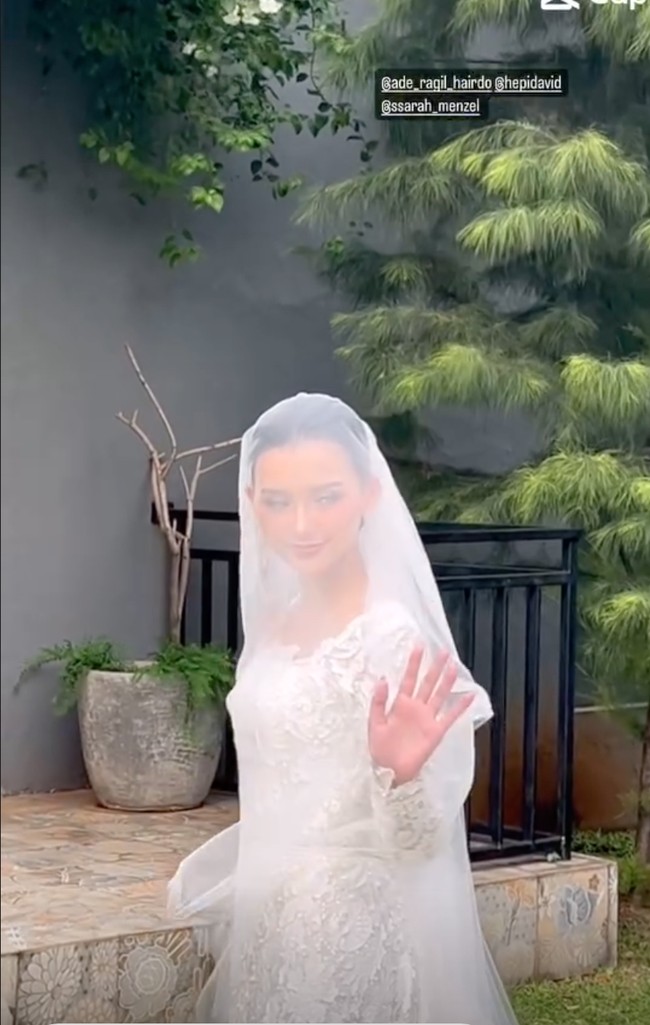 Seperti layaknya pengantin, wanita 21 tahun itu juga berpose dengan wajah yang tertutupi veil.  Foto: Instagram/@ssarah_menzel/@anchawedding_