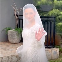 Seperti layaknya pengantin, wanita 21 tahun itu juga berpose dengan wajah yang tertutupi veil.  Foto: Instagram/@ssarah_menzel/@anchawedding_