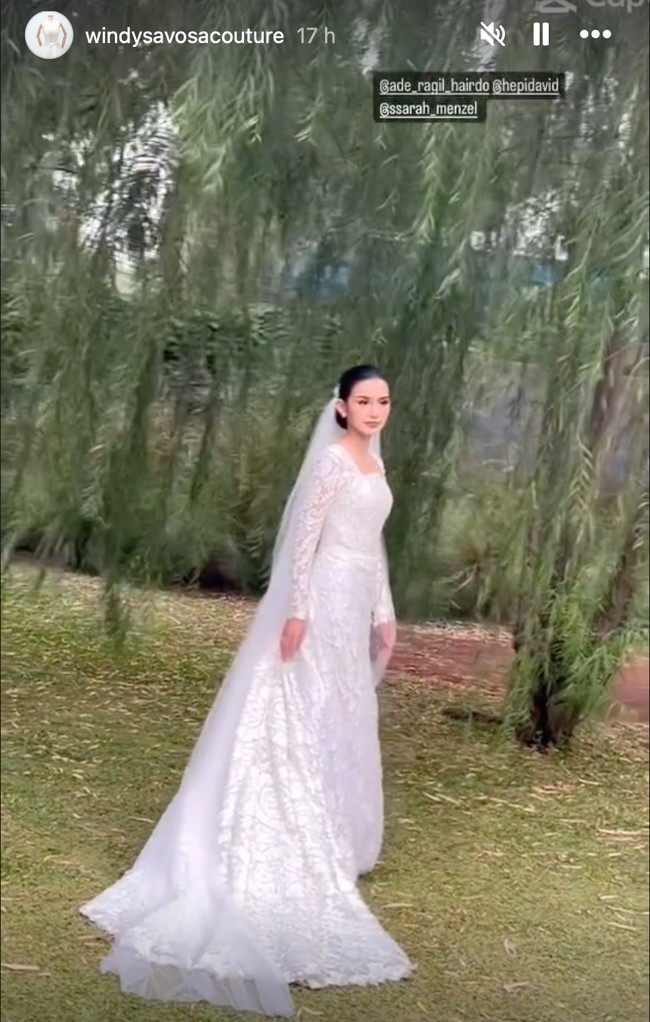 Dengan rambut tersanggul, penampilan Sarah saat mengenakan gaun pengantin itu tampak begitu anggun. Sebelumnya Sarah diketahui sudah dilamar di hari ulang tahun kekasihnya, Azriel Hermansyah. Foto: Instagram/@ssarah_menzel/@anchawedding_