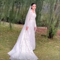 Dengan rambut tersanggul, penampilan Sarah saat mengenakan gaun pengantin itu tampak begitu anggun. Sebelumnya Sarah diketahui sudah dilamar di hari ulang tahun kekasihnya, Azriel Hermansyah. Foto: Instagram/@ssarah_menzel/@anchawedding_