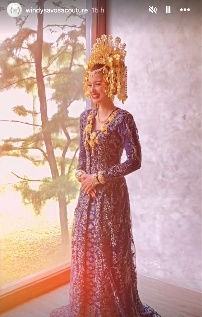 Selain mengenakan gaun pengantin Internasional, Sarah juga tampil tak kalah cantik kala mengenakan busana pengantin adat Minang dari Ancha Wedding. Foto: Instagram/@ssarah_menzel/@anchawedding_