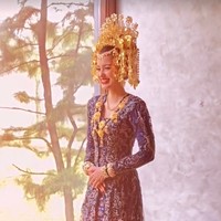 Selain mengenakan gaun pengantin Internasional, Sarah juga tampil tak kalah cantik kala mengenakan busana pengantin adat Minang dari Ancha Wedding. Foto: Instagram/@ssarah_menzel/@anchawedding_