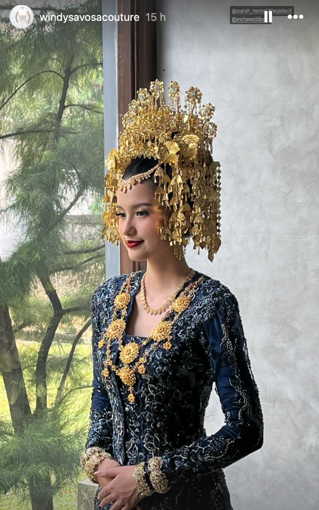 Kebaya panjang berwarna biru itu dilengkapi dengan Suntiang Minang yang dikenakan Sarah di kepalanya. Ia juga mengenakan beberaapa aksesori pelengkap khas Minang, seperti kalung dan gelang. Foto: Instagram/@ssarah_menzel/@anchawedding_