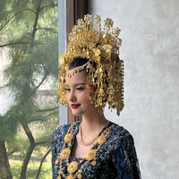 Kebaya panjang berwarna biru itu dilengkapi dengan Suntiang Minang yang dikenakan Sarah di kepalanya. Ia juga mengenakan beberaapa aksesori pelengkap khas Minang, seperti kalung dan gelang. Foto: Instagram/@ssarah_menzel/@anchawedding_