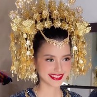 Kembali mempercayakan riasan wajahnya kepada MUA Hepi David, penampilannya kali ini terlihat lebih bold dengan lipstik merah. Namun pesonanya tak kalah menawan dari sebelumnya. Foto: Instagram/@ssarah_menzel/@anchawedding_