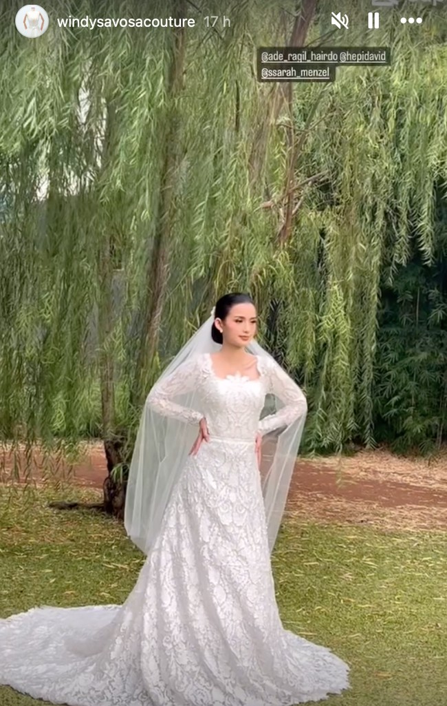 Melalui Instagram Story miliknya Sarah Menzel membagikan sesi pemotretan terbarunya. Tampil bak pengantin, Sarah Menzel mempesona dengan 2 look. Di salah satu look-nya, kekasih Azriel Hermansyah itu tampak mengenakan gaun pengantin putih berpotongan square neck. Penampilannya terlihat simpel namun tetap elegan. Foto: Instagram/@ssarah_menzel/@anchawedding_