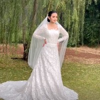 Melalui Instagram Story miliknya Sarah Menzel membagikan sesi pemotretan terbarunya. Tampil bak pengantin, Sarah Menzel mempesona dengan 2 look. Di salah satu look-nya, kekasih Azriel Hermansyah itu tampak mengenakan gaun pengantin putih berpotongan square neck. Penampilannya terlihat simpel namun tetap elegan. Foto: Instagram/@ssarah_menzel/@anchawedding_