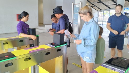 Sejumlah wisatawan mancanegara melakukan scan QR Code boarding pass sebelum naik kapal wisata di Pelabuhan Marina Waterfront Labuan Bajo, Manggarai Barat, NTT, Selasa (23/7/2024). (Foto: Ambrosius Ardin/detikBali)