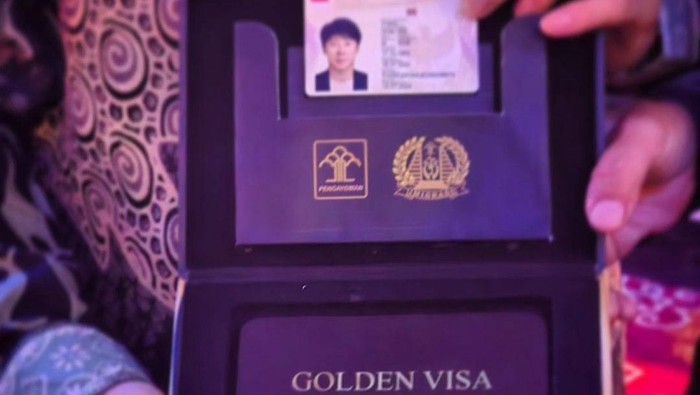 Shin Tae-yong mendapatkan Golden Visa dari Presiden Indonesia, Joko Widodo. Begini penampakan Golden Visa yang dipamerkan pelatih Timnas Indonesia tersebut.