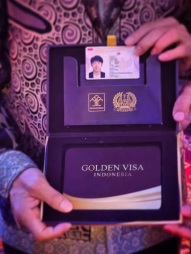 Shin Tae-yong mendapatkan Golden Visa dari Presiden Indonesia, Joko Widodo. Begini penampakan Golden Visa yang dipamerkan pelatih Timnas Indonesia tersebut.