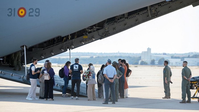 Children from Gaza who will be receiving medical care in Spain arrive with their families at Torrejon de Ardoz air base, in Torrejon de Ardoz, Spain July 24, 2024. Spanish Government's Ministry of Inclusion/Handout via REUTERS    THIS IMAGE HAS BEEN SUPPLIED BY A THIRD PARTY