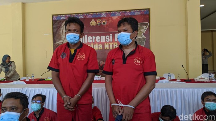 SW, pecatan anggota Polri (kanan) dan Z, ASN Dinas Koperasi Lombok Tengah (kiri), dihadirkan saat konferensi pers di Polda NTB, Kamis (25/7/2024). (Ahmad Viqi/detikBali)