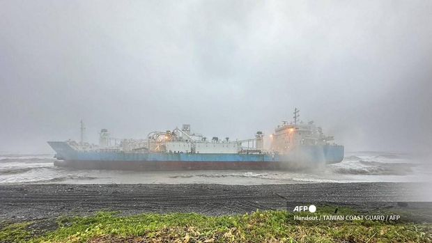This handout picture taken and released on July 25, 2024 by the Taiwan Coast Guard shows the Indonesia-flagged cargo ship Iriana stranded near the coast in Pingtung County during Typhoon Gaemi. The typhoon -- the strongest to hit Taiwan in eight years -- had already forced authorities on the island to close schools and offices, suspend the stock market and evacuate thousands of people. (Photo by Handout / TAIWAN COAST GUARD / AFP) / RESTRICTED TO EDITORIAL USE - MANDATORY CREDIT 