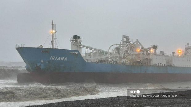 This handout picture taken and released on July 25, 2024 by the Taiwan Coast Guard shows the Indonesia-flagged cargo ship Iriana stranded near the coast in Pingtung County during Typhoon Gaemi. The typhoon -- the strongest to hit Taiwan in eight years -- had already forced authorities on the island to close schools and offices, suspend the stock market and evacuate thousands of people. (Photo by Handout / TAIWAN COAST GUARD / AFP) / RESTRICTED TO EDITORIAL USE - MANDATORY CREDIT 