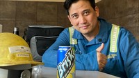Ia seringkali membawa bekal untuk dikonsumsi ketika waktu istirahat. Minuman favoritnya melepas lelah biasanya berupa soda yang dingin dan menyegarkan. Foto: Instagram/tengku_firmansyah
