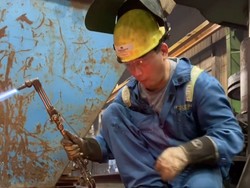 Potret Tengku Firmansyah Tinggal di Kanada, Alih Profesi Jadi Tukang Las