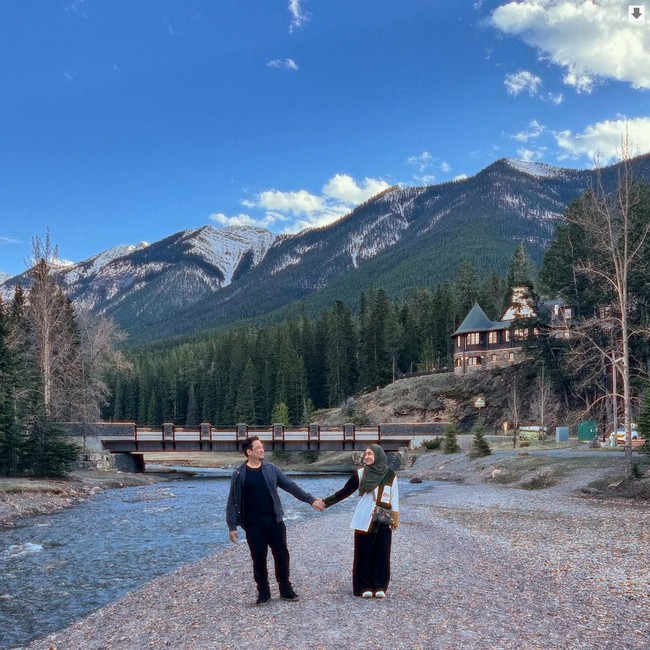 Bersama dengan istrinya, Cindy Fatika Sari, Tengku Firmansyah sering menikmati suasana alam yang berbeda dari di Indonesia. Foto: Instagram @tengku_firmansyah