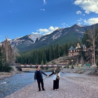 Bersama dengan istrinya, Cindy Fatika Sari, Tengku Firmansyah sering menikmati suasana alam yang berbeda dari di Indonesia. Foto: Instagram @tengku_firmansyah