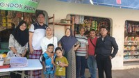 Sebelum pindah ke Kanada ternyata Tengku Firmansyah sempat berpamitan dengan tetangganya. Apalagi pemilik warung langganannya yang tidak jauh dari kediamannya di Indonesia. Foto: Instagram/tengku_firmansyah