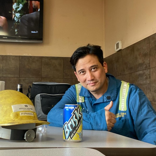 Tengku Firmansyah meninggalkan dunia keartisan di Indonesia untuk pindah ke Kanada. Pria yang dulu dikenal sebagai pesinetron tersebut pun di sana punya profesi baru. Foto: Instagram @tengku_firmansyah