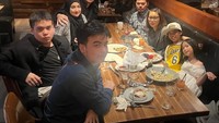 Makan malam yang hangat menjadi agenda keluarga ini usai sibuk beraktivitas. Meja makan di restoran dipenuhi berbagai pesanan yang telah ludes disantap. Foto: Instagram/tengku_firmansyah
