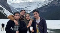 Saat musim salju tiba, Tengku Firmansyah dan istrinya sengaja mengajak anaknya ke area pegunungan. Tak lupa segelas kopi hangat dibawa sebagai bekal untuk menghangatkan tubuh. Foto: Instagram/tengku_firmansyah