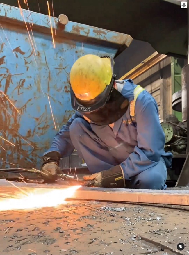 Pria itu sendiri diketahui tinggal di Kanada dengan izin permanent residence selama tiga tahun ini. Dilaporkan, ia menetap di sana sekaligus menemani anak kuliah. Foto: Instagram @tengku_firmansyah