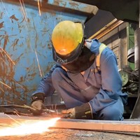 Pria itu sendiri diketahui tinggal di Kanada dengan izin permanent residence selama tiga tahun ini. Dilaporkan, ia menetap di sana sekaligus menemani anak kuliah. Foto: Instagram @tengku_firmansyah