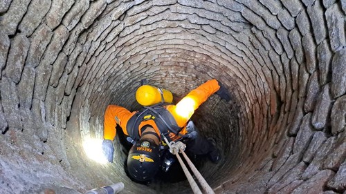 Tim SAR mengevakuasi jenazah pria asal Desa Lelong, Kecamatan Praya Tengah, Lombok Tengah, yang tenggelam ke sumur di halaman rumahnya. (Dok. SAR Mataram)