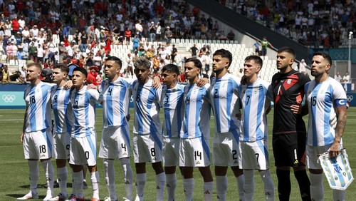 Paris 2024 Olympics - Football - Mens Group B - Argentina vs Morocco - Geoffroy-Guichard Stadium, Saint-Etienne, France - July 24, 2024. Argentina players line up before the match REUTERS/Thaier Al-Sudani