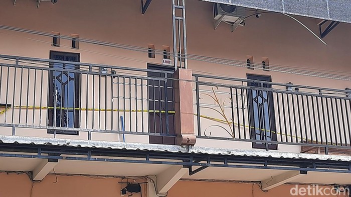TKP penemuan jenazah pria dalam kos di Desa Kutoharjo, Pati, Kamis (25/7/2024). Tampak garis polisi dipasang di lantai dua.
