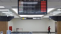 Otoritas bandara mengatakan setidaknya 200 penerbangan terkena dampaknya. Banyak pemudik yang penerbangannya dibatalkan pada Rabu (24/7) terpaksa mengubah jadwal perjalanannya.  