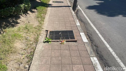 Kondisi trotoar berlubang di Jalan Ahmad Yani, Subagan, yang kini sudah ditutup besi, Kamis (25/7/2024) . (foto: I Wayan Selamat Juniasa)