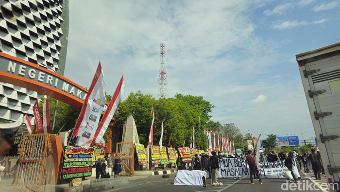 Unjuk rasa di depan UNM Makassar menyebabkan kemacetan arus lalu lintas. Tim detikSulsel